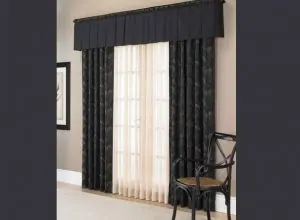 Rideaux noirs brodés, voilage blanc et cantonnière noire, porte-patio
